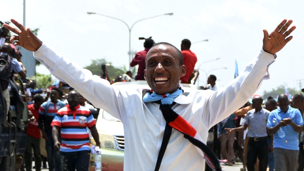 Сторонники партии «Чадема» приветствуют стойкого танзанийского оппозиционера Тунду Лиссу (не виден) после его возвращения после пяти лет изгнания в Дар-эс-Саламе, Танзания, 25 января 2023 г.