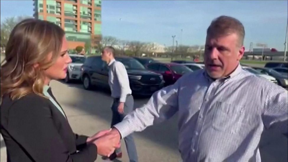 Kentucky bank shooting Bodycam video shows police under fire BBC News