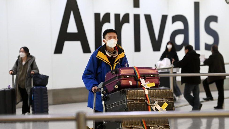 Люди, прибывающие из Китая в Лондон в среду. Великобритания — за пределами ЕС — требует с завтрашнего дня провести тесты перед отъездом для прибывающих из Китая