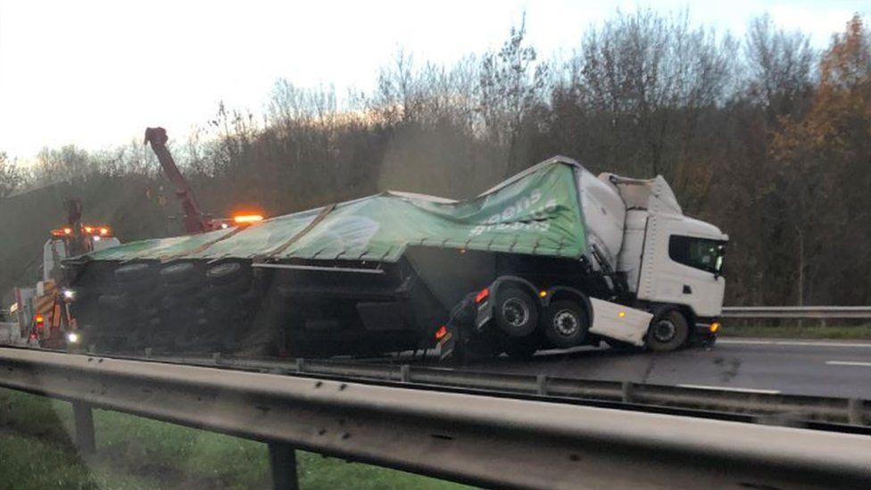 Overturned lorry blocks M1 in South Yorkshire - BBC News