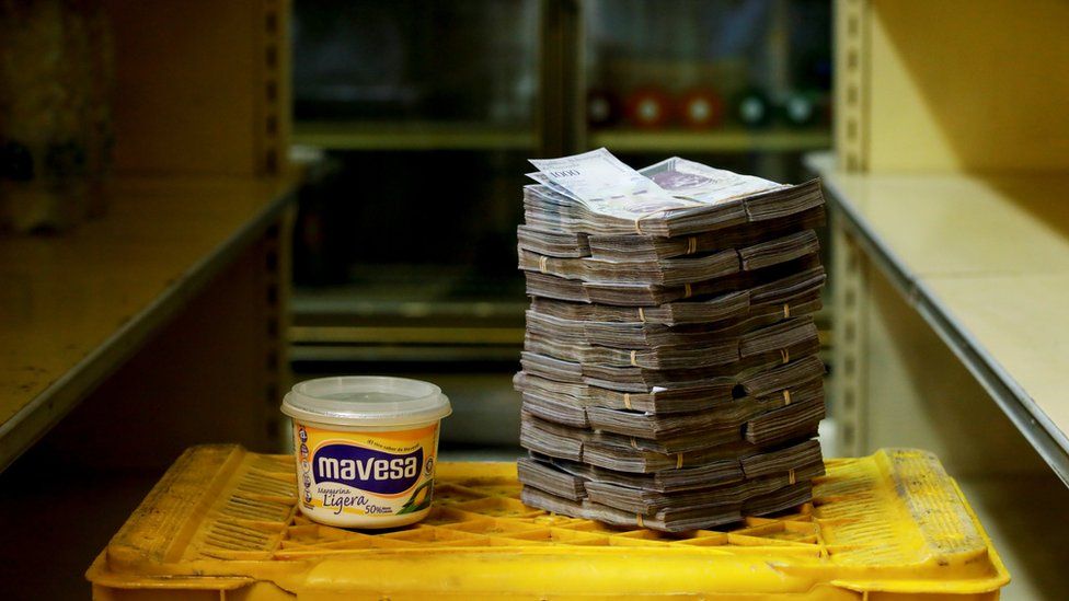 CARLOS GARCIA RAWLINS/REUTERS La margarina, más barata que la mantequilla, también cuesta tanto como lo que hasta el lunes era el salario mensual mínimo de un venezolano.