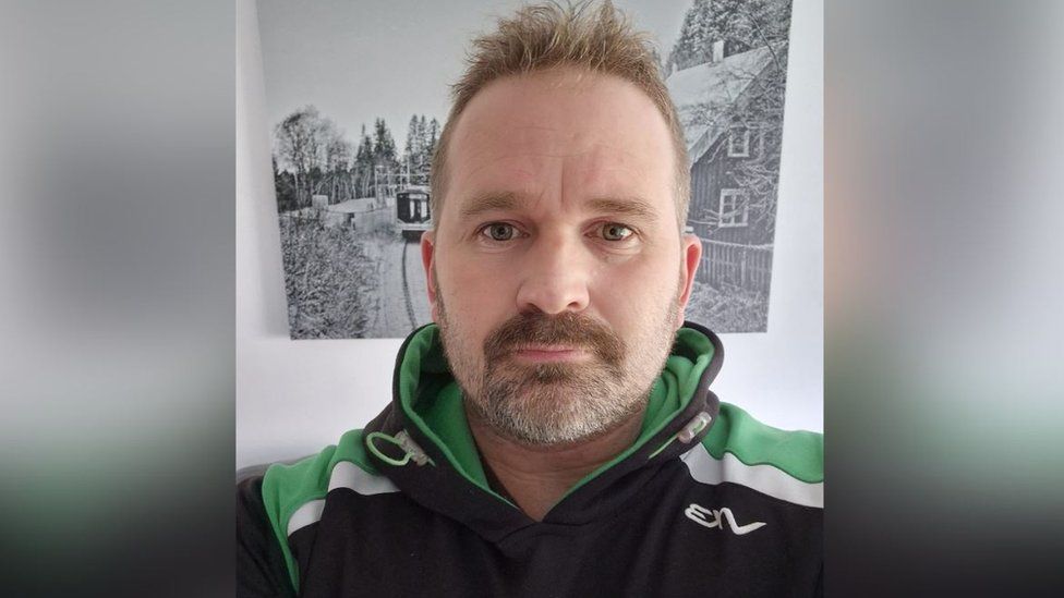 Glaw trwm yn her barhaus i glybiau llawr gwlad - BBC Cymru Fyw