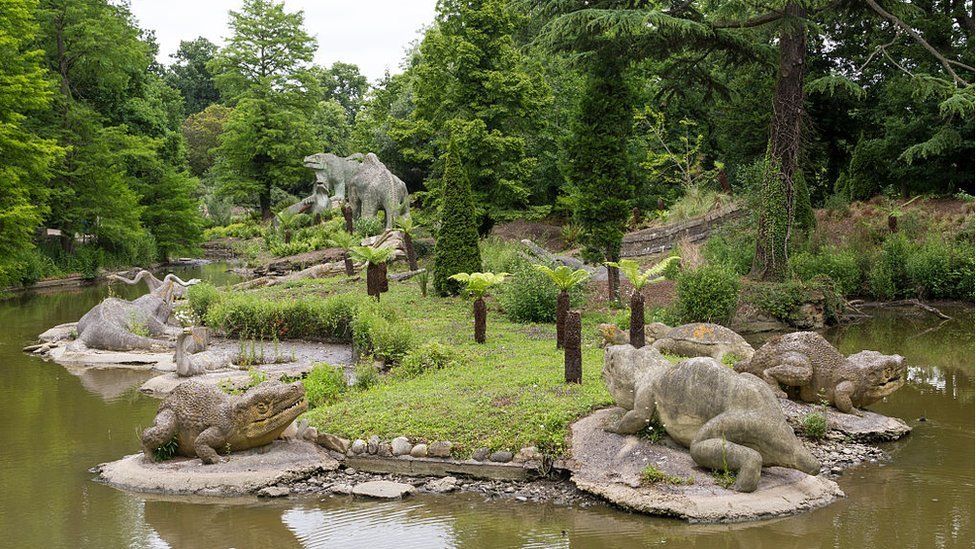 Bild zeigt Dinosaurier-Skulpturen im Crystal Palace Park