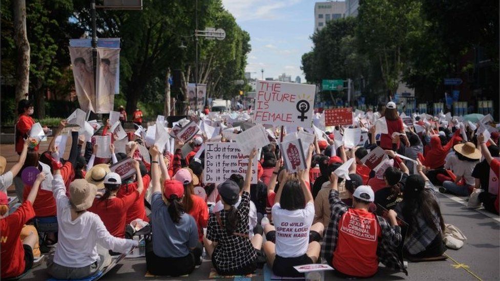 Mujeres protestan contra la pornografía hecha con cámaras ocultas en lugares públicos en Corea del Sur.