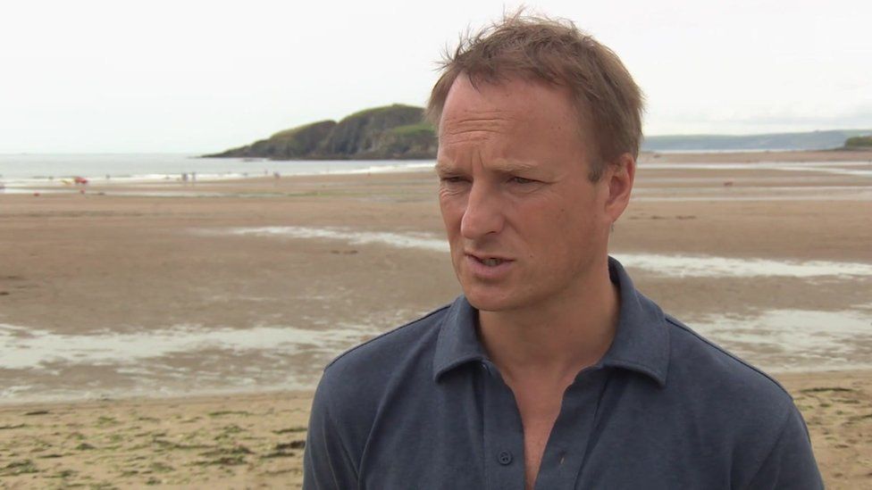 Oxfordshire millionaire landowner loses estate access case BBC News