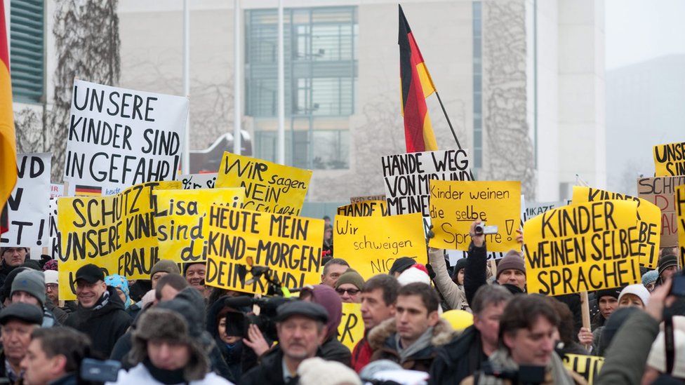 Demonstrators outside the German chancellery in Berlin (23 January 2016)