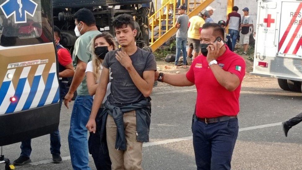 Мексиканские спасатели помогают раненому после аварии грузовика