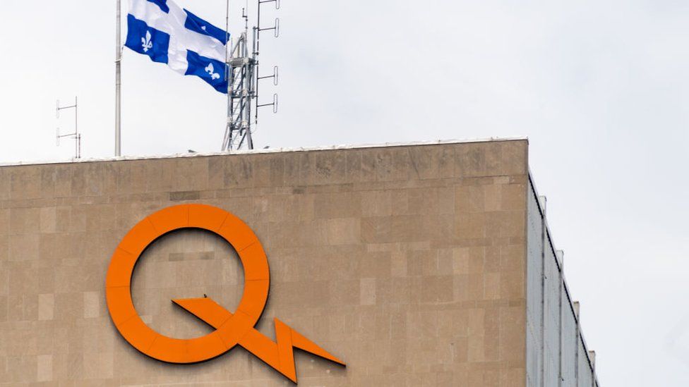 Логотип Hydro Quebec на вершине здания штаб-квартиры в центре Монреаля.