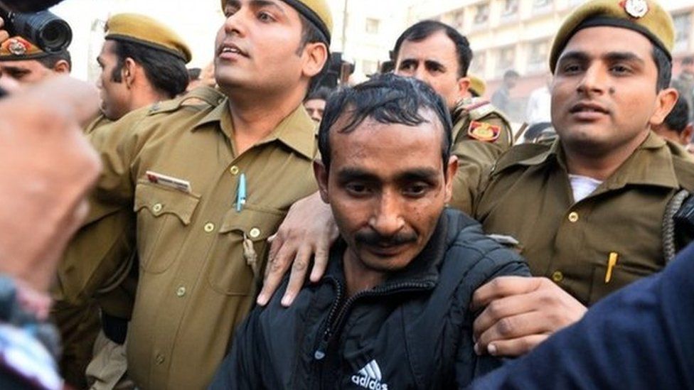 Индийская полиция сопровождает таксиста Uber и обвиняемого в насильнике Шива Кумара Ядава (C) после его явки в суд в Нью-Дели 8 декабря 2014 г.