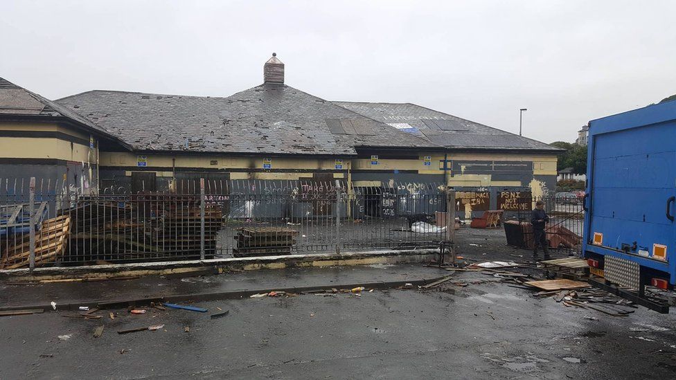 Londonderry: Large Bogside bonfire blocking Lecky Road - BBC News