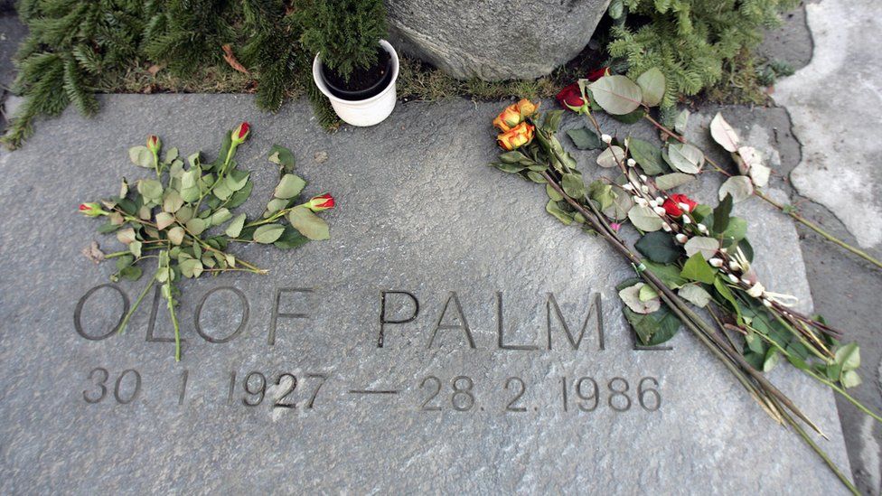 Grave of assassinated Swedish Prime Minister Olof Palme in Stockholm, with roses (file photo)