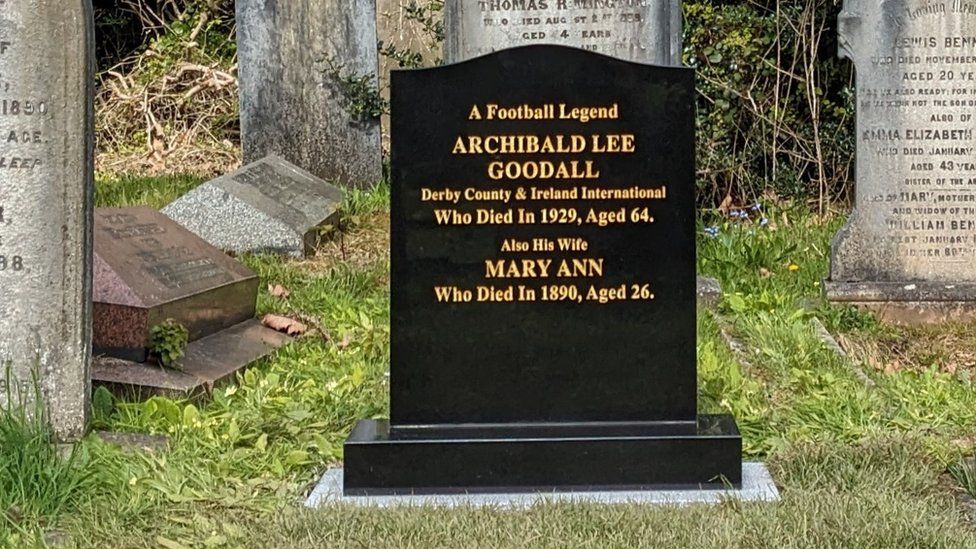 Archie Goodall: 'Forgotten' Derby County player gets headstone - BBC News