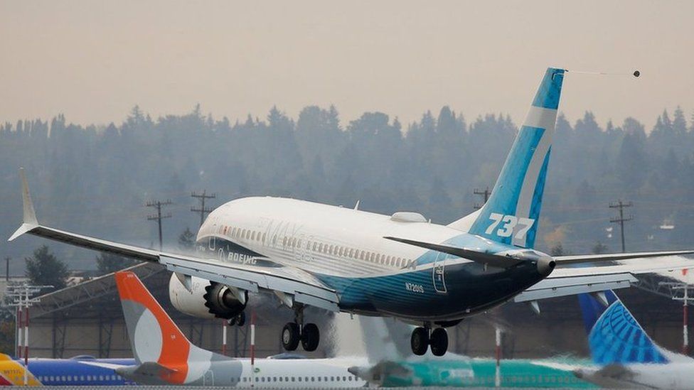 Самолет Boeing 737 MAX 7, пилотируемый главой Федерального управления гражданской авиации (FAA) Стивом Диксоном, приземляется во время оценочного полета на Boeing Field в Сиэтле, штат Вашингтон, США 30 сентября 2020 г.