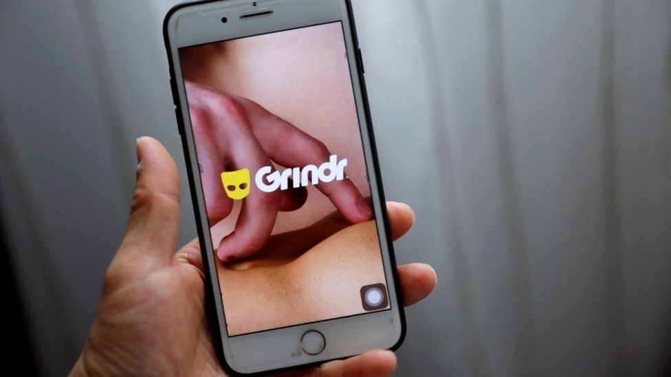 Приложение Grindr показано на мобильном телефоне на этой фотографии, сделанной в Шанхае