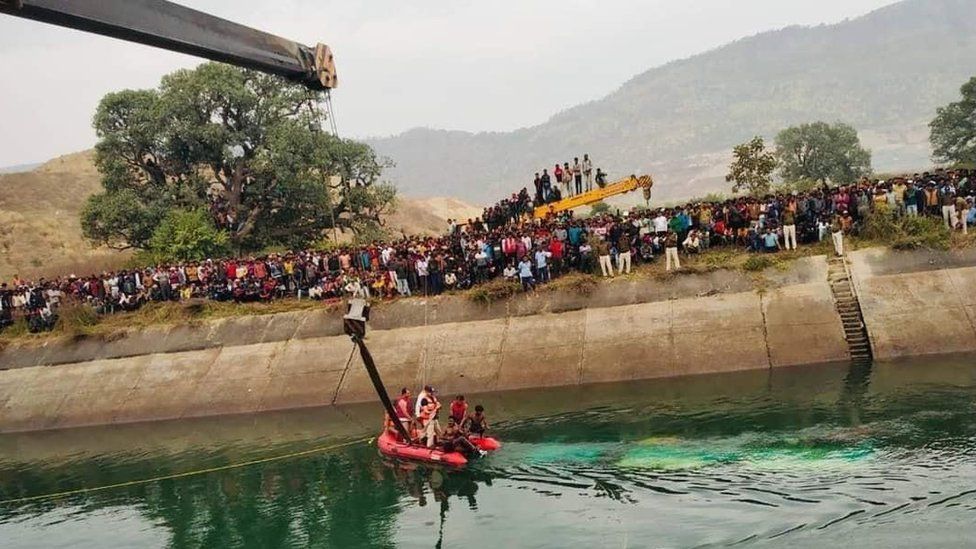 The bus fell into a canal in Sidhi district