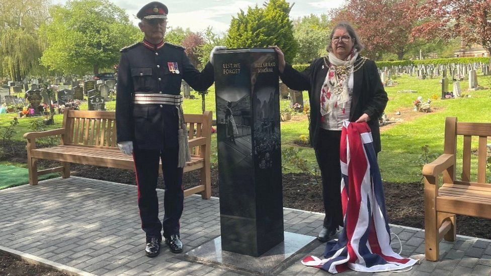 Hull Blitz memorial unveiled remembering those killed BBC News