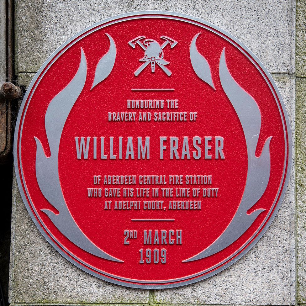 Red plaque remembering William Fraser
