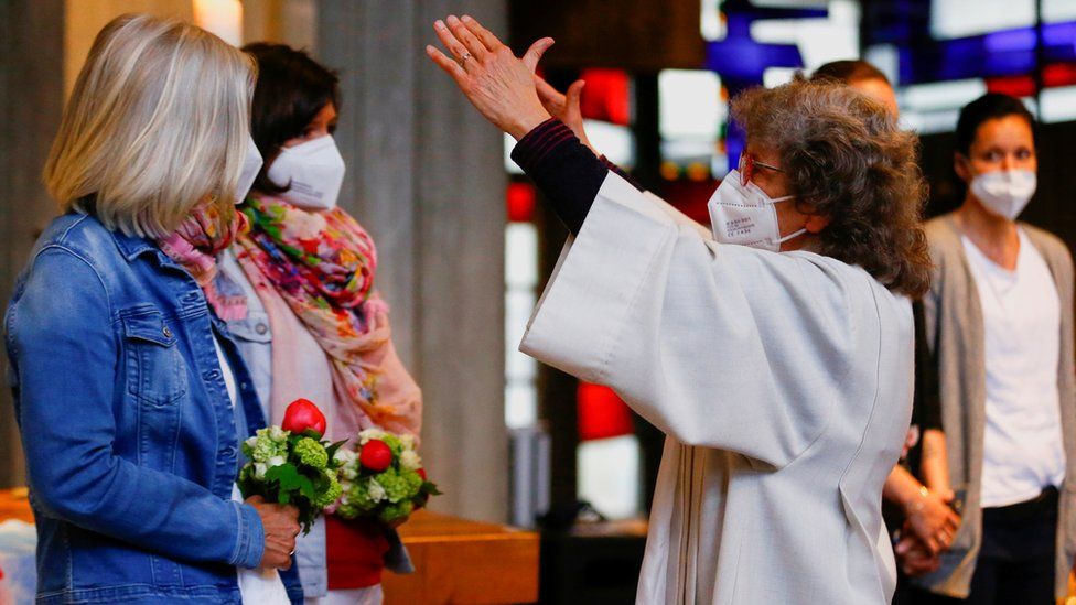 Пастор Брижит Шмидт благословляет однополую пару Нини и Юлиану Вайнмайстер во время церемонии в католической церкви в Кельне, Германия, 10 мая 2021 г.