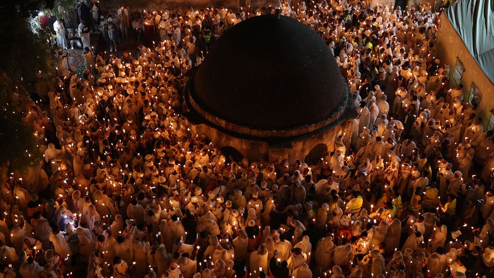 Эфиопские православные паломники держат свечи во время церемонии Благодатного огня