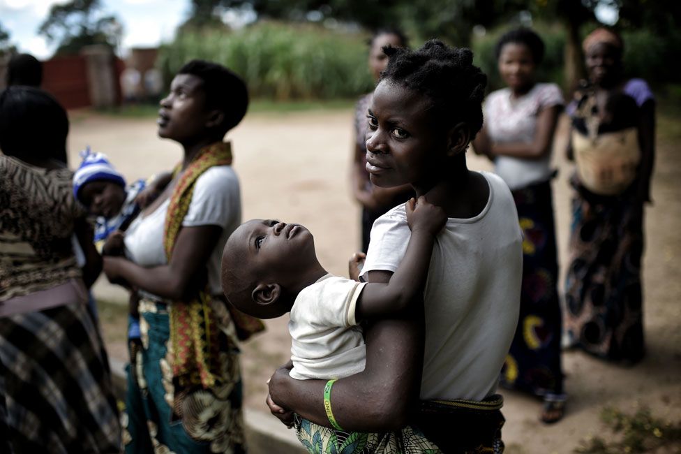 A woman holds her baby in Lilongwe (March 2016)