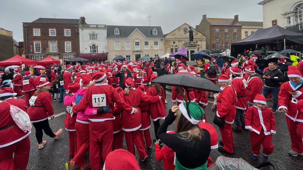 Hundreds of people dressed as Santa in Wallingford