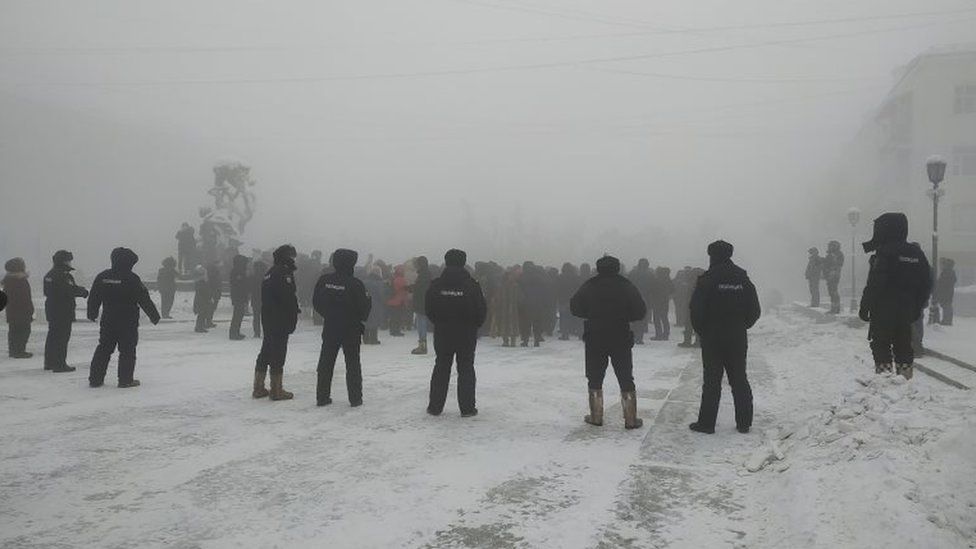 Сотрудники правоохранительных органов стоят на страже во время митинга в поддержку заключенного в тюрьму лидера российской оппозиции Алексея Навального в Якутске, Россия, 23 января 2021 г.