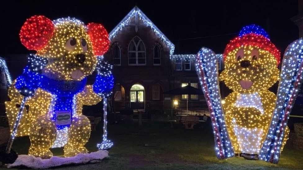 Alton Christmas Lights 2022 Alton's Festive Skiing Marmot Gains Town's Support And New Friend - Bbc News