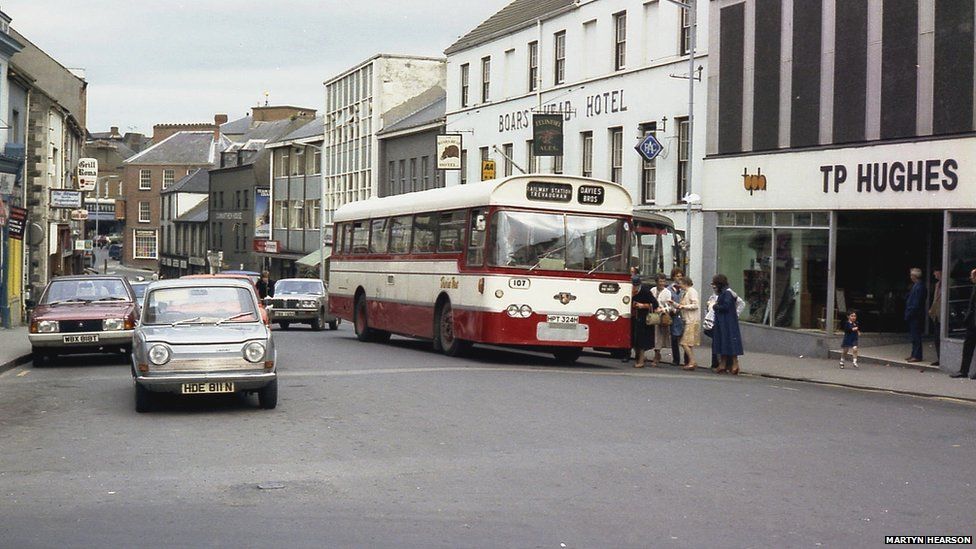 Lammas Street, Caerfyrddin yn Awst, 1980 // Lammas Street, Carmarthen in August 1980