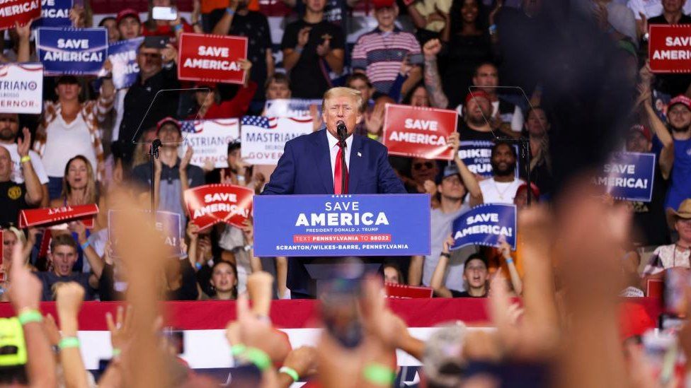 Бывший президент США Дональд Трамп выступает во время митинга в Уилкс-Барре, штат Пенсильвания, США, 3 сентября 2022 г.
