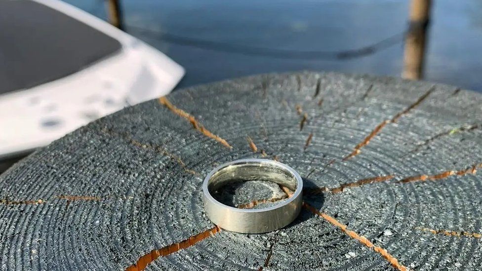 The recovered wedding ring