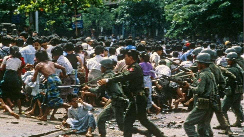 Протестующие и военные на улице Янгона в 1988 году
