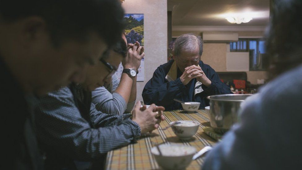 70年以來李榮昌和家人都會吃魷魚粥紀念，因為在1947年3月10日，他的父親和叔叔就在他們即將吃晚餐的魷魚粥時被軍方帶走。