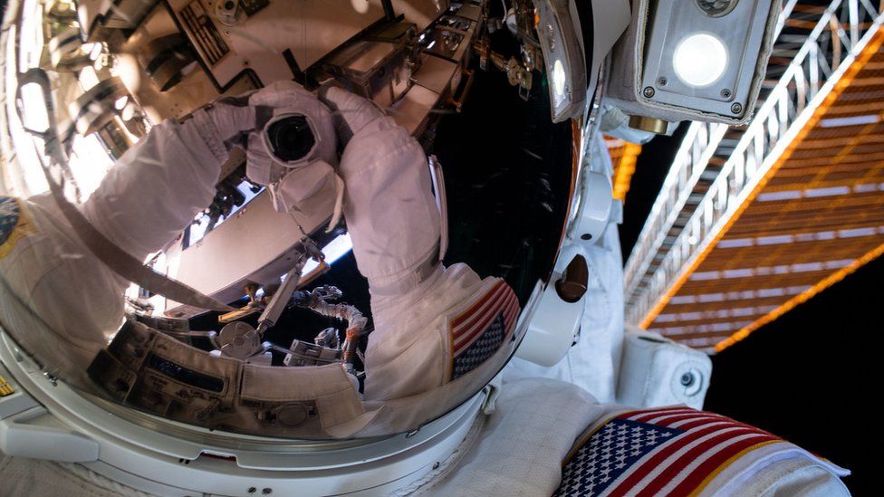Космонавт выходит в открытый космос