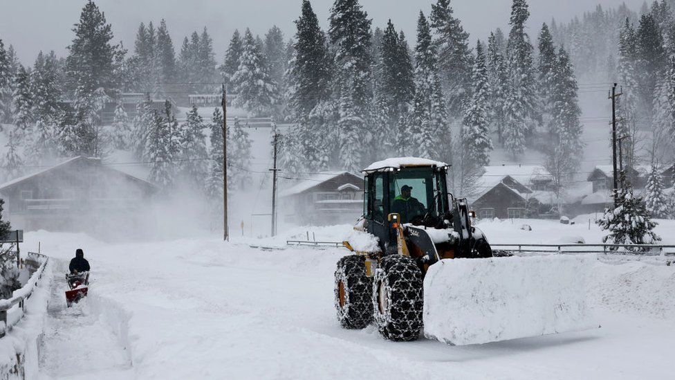 US Snowstorm: Thousands of homes without power after huge blizzard hits ...