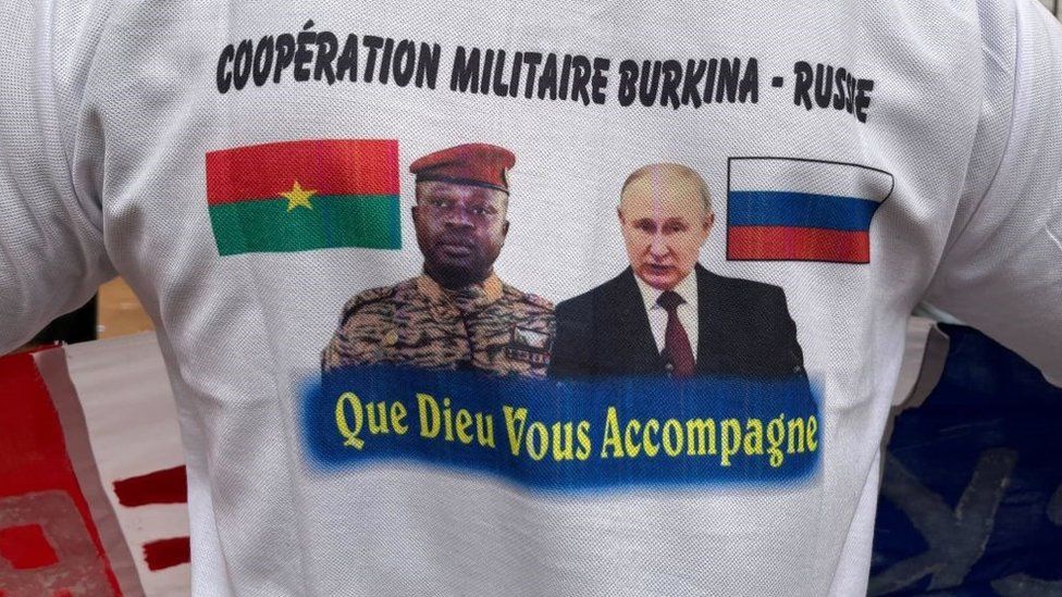 Пророссийский сторонник в футболке, пропагандирующей сотрудничество между Буркина-Фасо и Россией, во время пророссийского митинга в Уагадугу, Буркина-Фасо, 27 марта 2022 г.