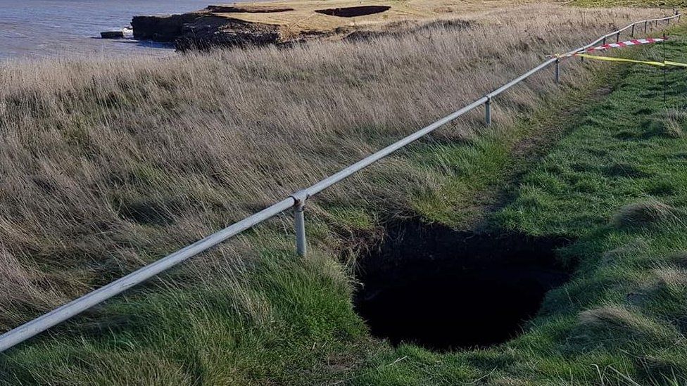 Souter Lighthouse: Safety warning over tourist spot sinkhole - BBC