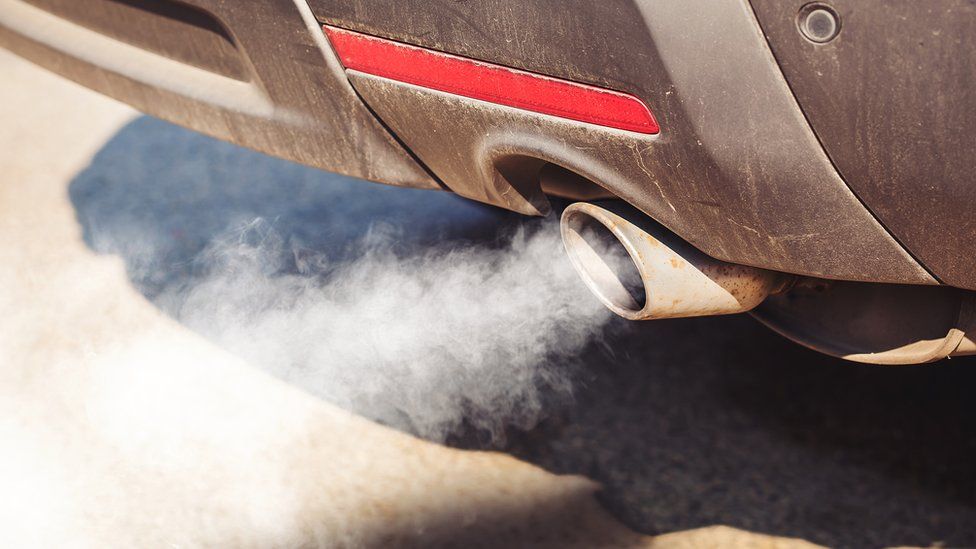 Air pollution: How damaging are idling cars and buses? - BBC News