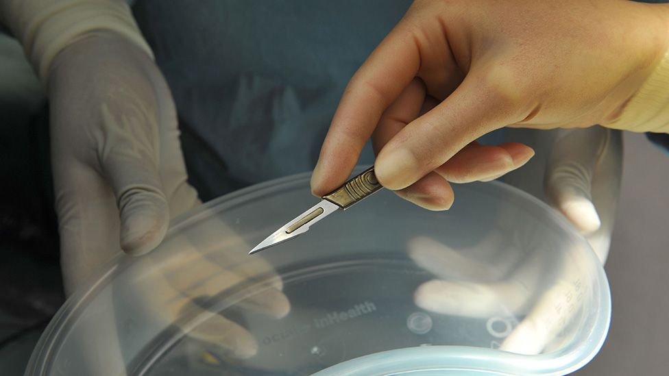 Surgeon holding a scalpel