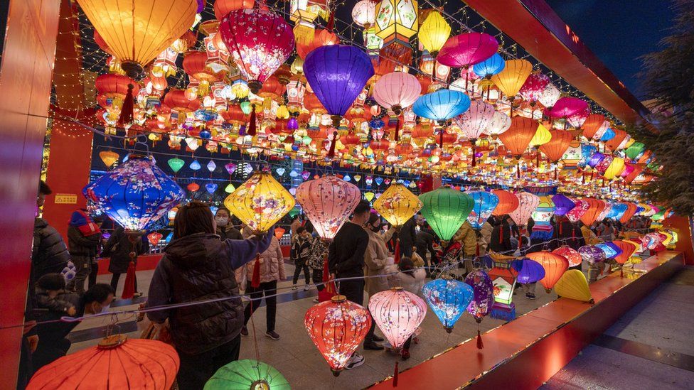 Five problems caused by Chinese lanterns - BBC News