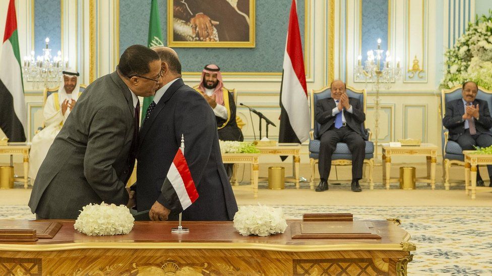 Nasser al-Khabji (L) of the Southern Transitional Council and Salem al-Khanbashi (R) of the Yemeni government shake hands after signing a power-sharing deal at a ceremony in Riyadh (5 November 2019)