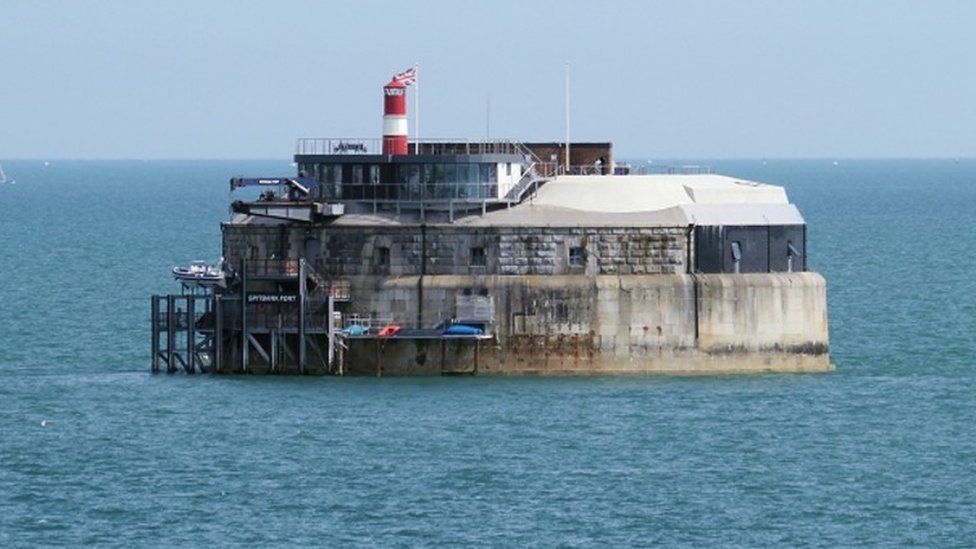 Unexploded ordnance found near Solent's Spitbank Fort - BBC News