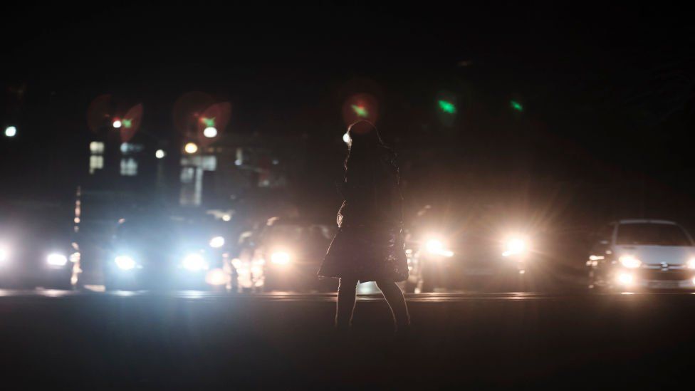 Женщина гуляет ночью в Тегеране (архивное фото)
