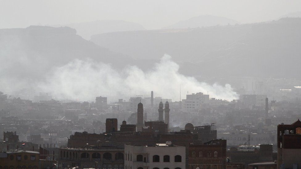 Smoke rises from Sanaa, Yemen, during fighting between Houthi rebels and supporters of Ali Abdullah Saleh (4 December 2017)