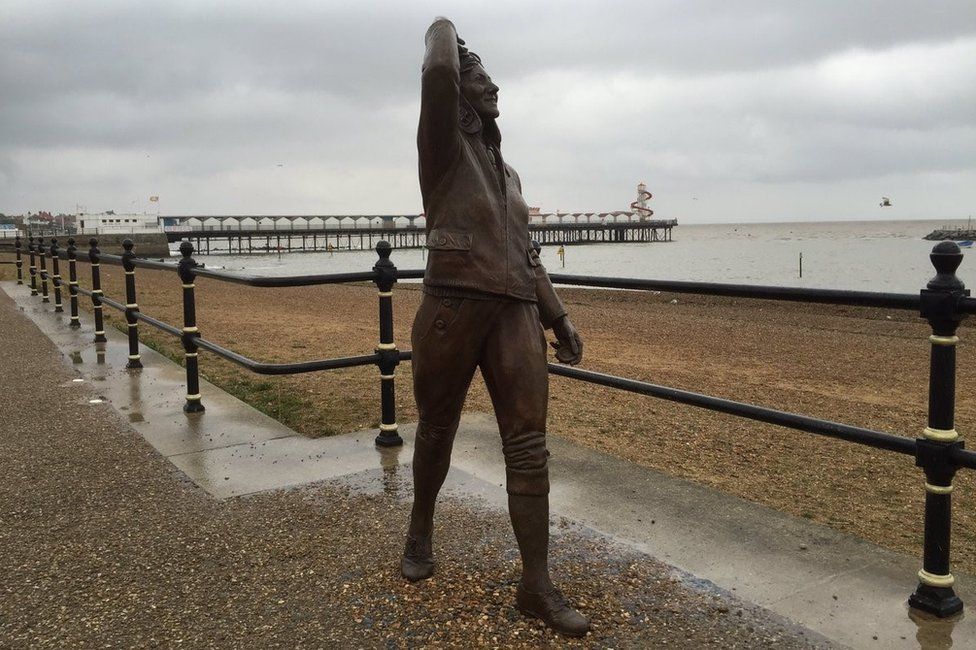 Aviator Amy Johnson: Statue unveiled at Herne Bay - BBC News