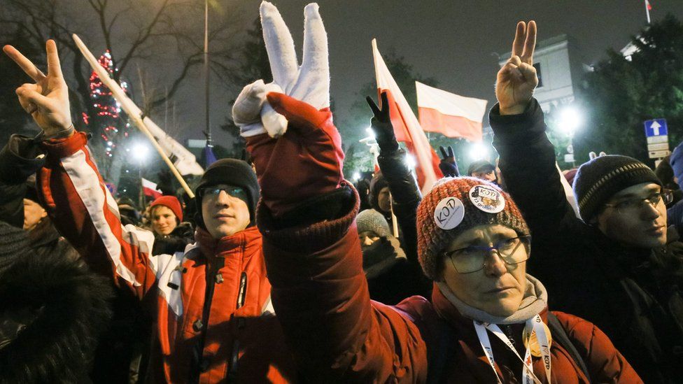 Poland Protests: Crowds Renew Calls For Press Freedom - BBC News