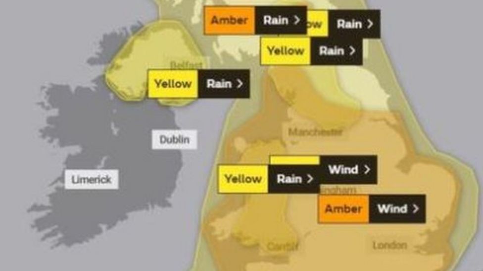 Storm Ciara: River Irwell bursts banks at Ramsbottom - BBC News