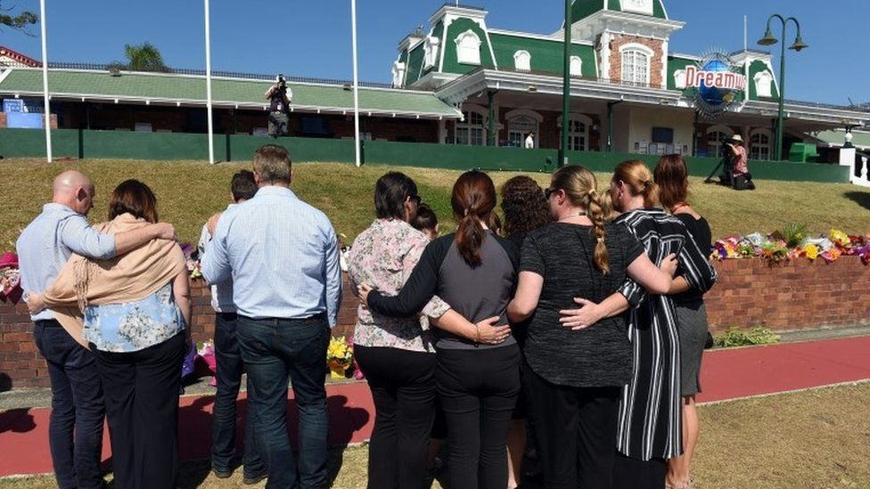 Mourners outside Dreamworld on the Gold Coast (27 Oct 2016)