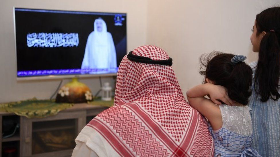 Kuwaitis listen to the announcement of Emir Sheikh Sabah al-Sabah's death in Kuwait City (29 September 2020)