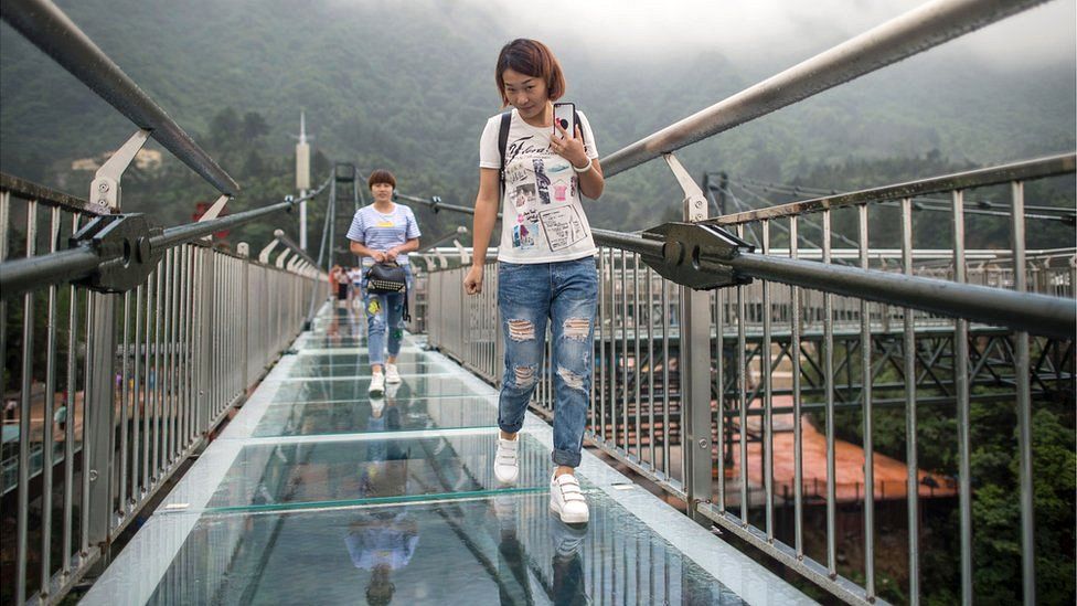 turistas sobre la plataforma de cristal