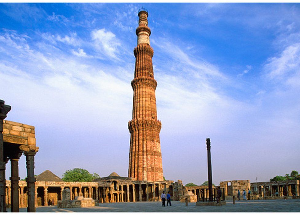 Кутб-Минар — самый высокий кирпичный минарет в мире высотой 72 метра. Это объект Всемирного наследия ЮНЕСКО, который считается самым ярким из достопримечательностей Дели, подчеркивающим восемь столетий исламского правления.
